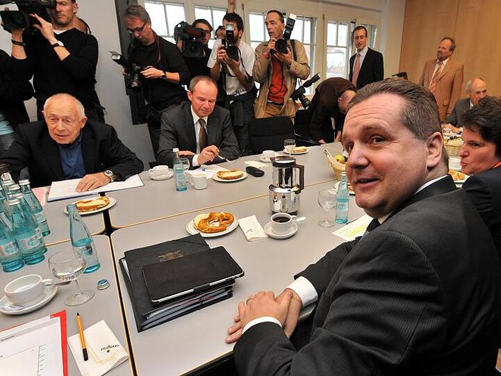 Brezn, Kaffee, Wasser &ndash; und ein Milliardenprojekt, um das der Streit tobt: Heiner Geißler (hinten links) holt Stefan Mappus (vorne) und die anderen Beteiligten an einen Tisch.
