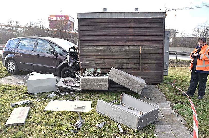 Bilder vom Unfall auf der A9: An der Ausfahrt Fröttmanning raste ein Mann mit seinem Wagen in ein Technikgebäude, welches für das Verkehrsleitsystem auf der Autobahn zuständig ist.