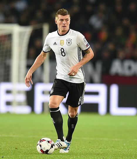 Toni Kroos: Note 3. Holte mit seinem 74. Länderspiel einen gewissen Matthias Sammer ein. Lenkte das DFB-Spiel routiniert wie immer, beinahe jeder Pass kam an.