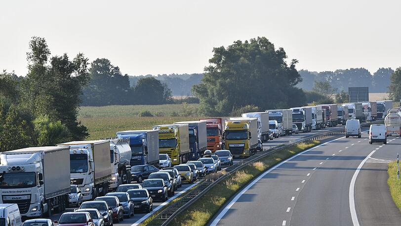 Ein Rettungshubschrauber landete auf der gesperrten Autobahn. (Symbolbild)