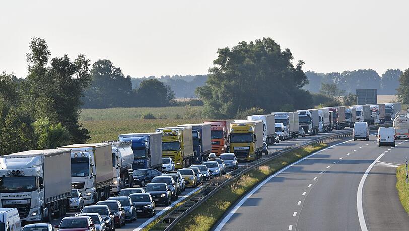 Ein Rettungshubschrauber landete auf der gesperrten Autobahn. (Symbolbild) Ein Rettungshubschrauber landete auf der gesperrten Autobahn. (Symbolbild)