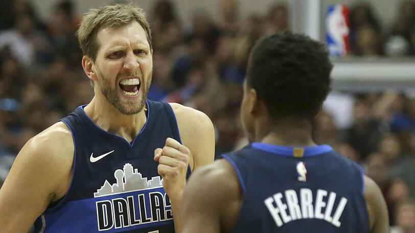 Dirk Nowitzki (links) und sein Mavericks-Teamkollege Yogi Ferrell.