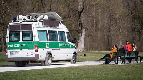 Lautsprecherwagen riefen zu mehr Distanz auf.