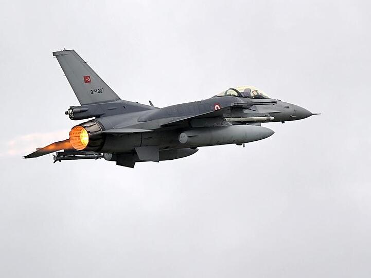 Ein Kampfflugzeug der türkischen Luftwaffe vom Typ F-16 (Archiv).