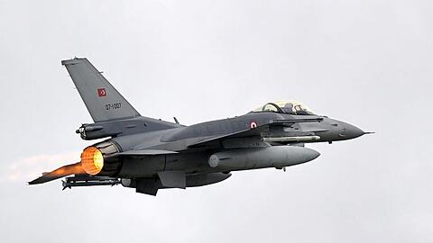 Ein Kampfflugzeug der türkischen Luftwaffe vom Typ F-16 (Archiv).