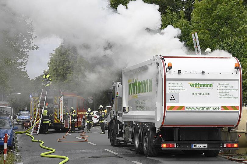 Die Flammen breiteten sich im Ladegut so rasch aus, dass es der Feuerwehr nicht mehr gelang, den Brand von außen über den Ladetrichter unter Kontrolle zu bringen.