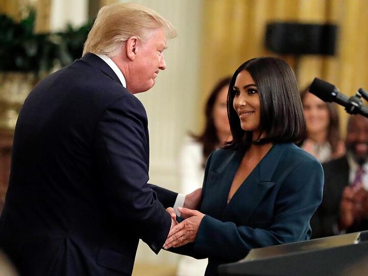 Shakehands mit dem US-Präsidenten: Kim Kardashian West und Donald Trump.