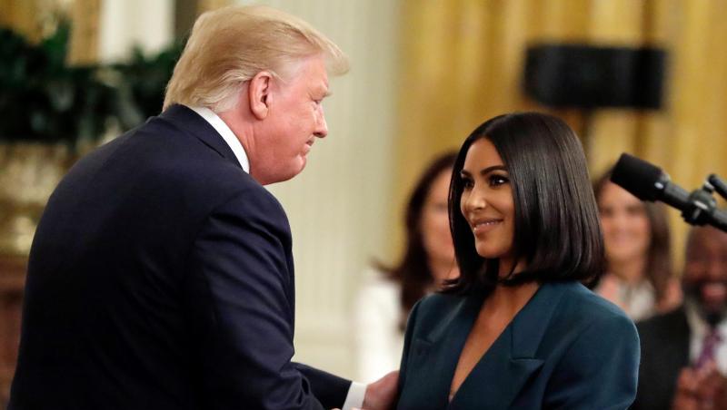 Shakehands mit dem US-Präsidenten: Kim Kardashian West und Donald Trump. Shakehands mit dem US-Präsidenten: Kim Kardashian West und Donald Trump.