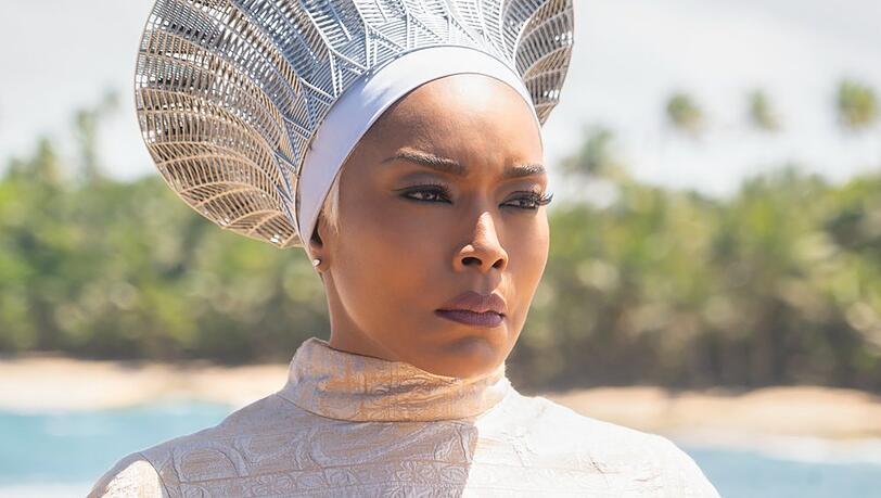 Die von Angela Bassett verkörperte Königin Ramonda trauert in "Black Panther: Wakanda Forever" um ihren verstorbenen Sohn.