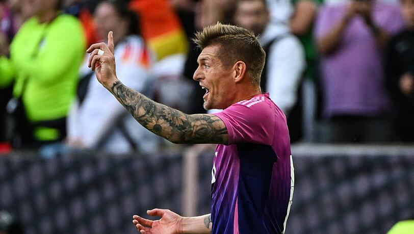 Der Boss ist zurück: Der Titel bei der Heim-EM als Karriere-Abschluss sei "fast zu kitschig",sagt Rückkehrer Toni Kroos. Mit dem Pokal würde der 34-Jährige vor allem bei seinen Kindern mächtig Eindruck schinden.