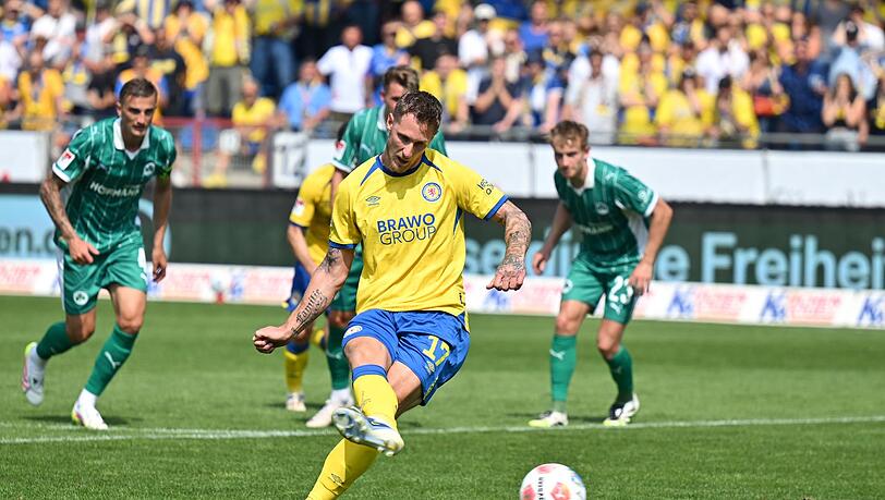 Der entscheidende Strafstoß durch Sebastian Polter.