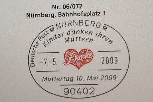 Innovation aus Nürnberg: Mit dem rot-schwarzen Muttertagsstempel von Geo Müller feiert die Zweifarbigkeit auf Briefen Deutschland-Premiere.