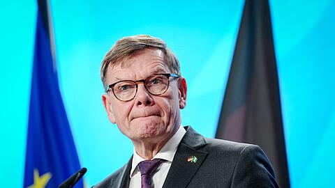 Bei einer Pressekonferenz in Berlin erklärt sich Außenminister Johann Wadephul (CDU) ausführlich zu den Irritationen über seine Asyl-Äußerungen in Syrien.