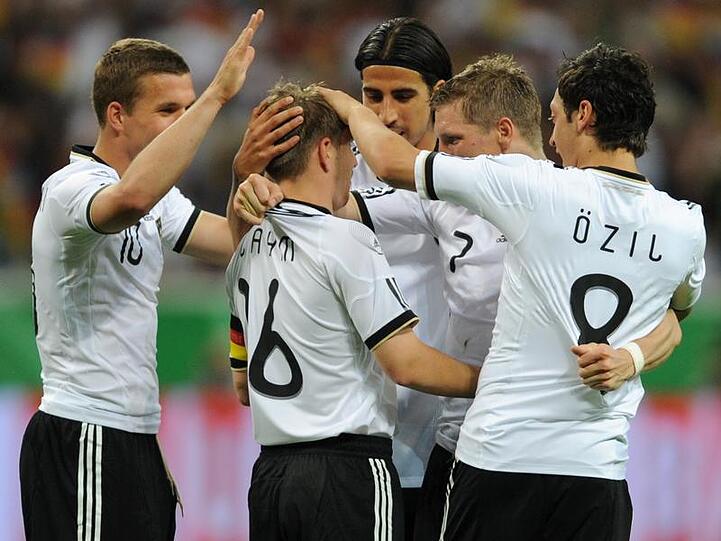 Die deutschen Spieler feiern mit Philipp Lahm (2. von li.) sein Tor zum zwischenzeitlichen 1:1.