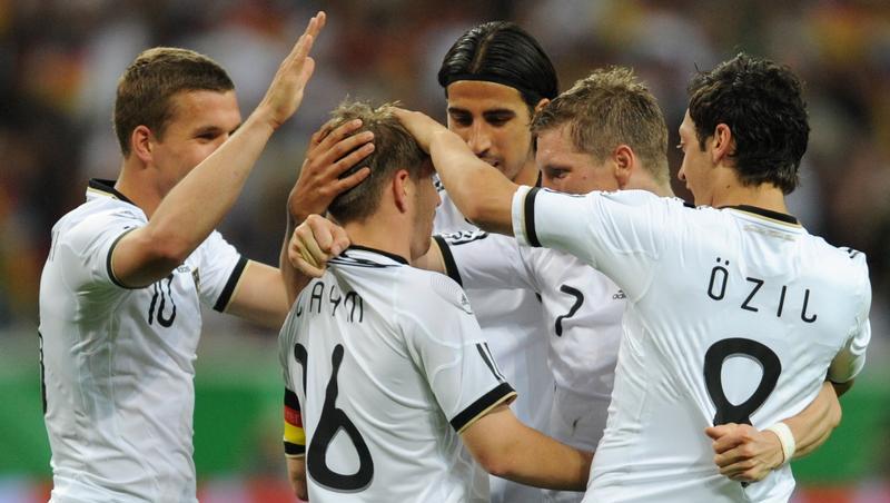Die deutschen Spieler feiern mit Philipp Lahm (2. von li.) sein Tor zum zwischenzeitlichen 1:1. Die deutschen Spieler feiern mit Philipp Lahm (2. von li.) sein Tor zum zwischenzeitlichen 1:1.