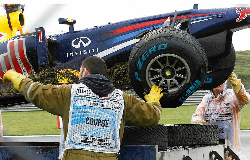 Sebastian Vettel hat im Training seinen Formel-1-Renner an den Randstein gesetzt. Die Bilder
