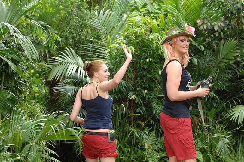 Stolz und erleichtert verlassen Olivia und Georgina das Spielfeld. Alle Infos zu &bdquo;Ich bin ein Star - Holt mich hier raus!&ldquo; im Special bei RTL.de