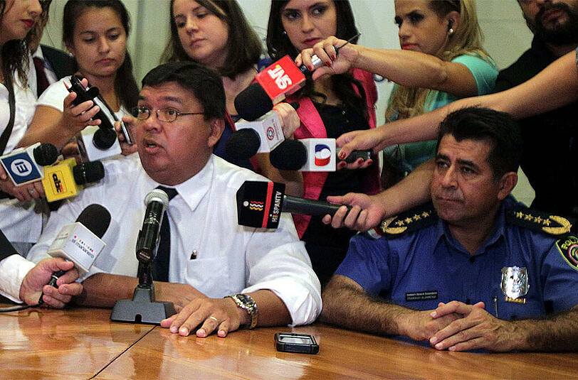 Paraguays Innenminister Francisco José De Vargas Benítez (l.) spricht mit den Journalisten.