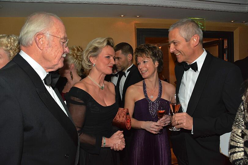 Ball-Plausch: Franz Inselkammer (l.) mit Frau Angela und Hofbräu-Boss Michael Möller mit Frau Irmgard.