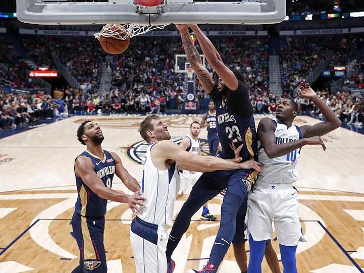 Auch Dirk Nowitzki (2.v.l) konnte die Niederlage der Dallas Mavericks gegen die New Orleans Pelicans nicht verhindern.