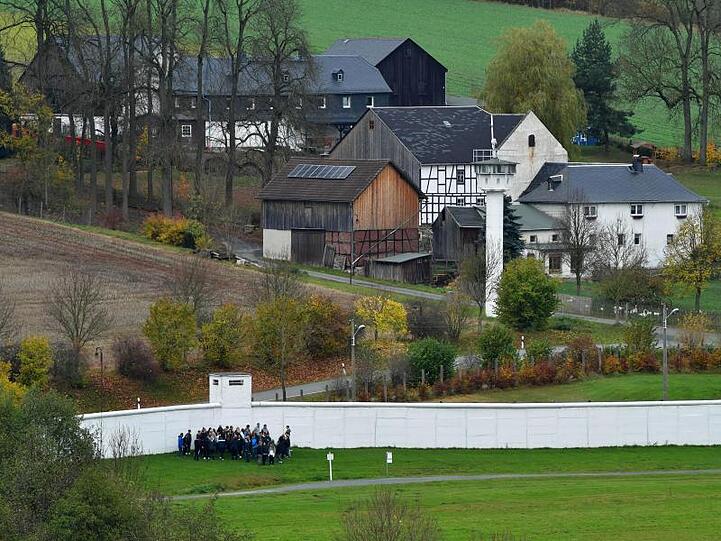 Die frühere innerdeutsche Grenze in Mödlareuth. Foto: Martin Schutt/dpa-Zentralbild/dpa