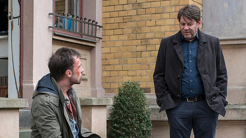 "Der Kommissar und die Wut": Martin Brühl (Roeland Wiesnekker, r.) stattet Oliver Froeling (Lucas Gregorowicz) einen Besuch ab
