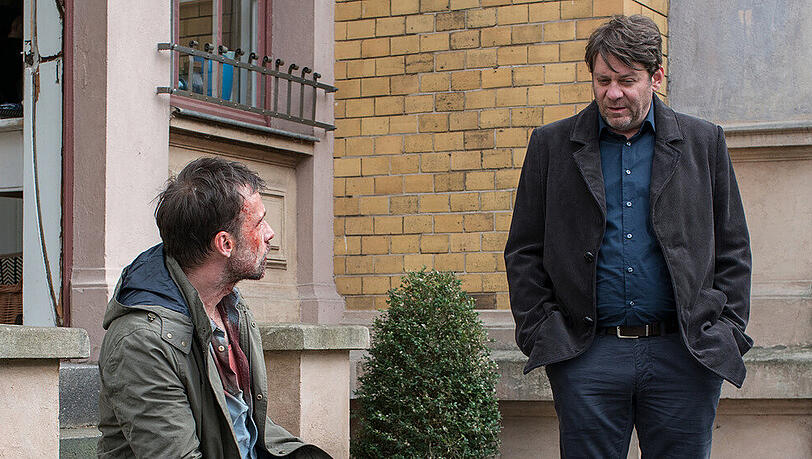 "Der Kommissar und die Wut": Martin Brühl (Roeland Wiesnekker, r.) stattet Oliver Froeling (Lucas Gregorowicz) einen Besuch ab "Der Kommissar und die Wut": Martin Brühl (Roeland Wiesnekker, r.) stattet Oliver Froeling (Lucas Gregorowicz) einen Besuch ab