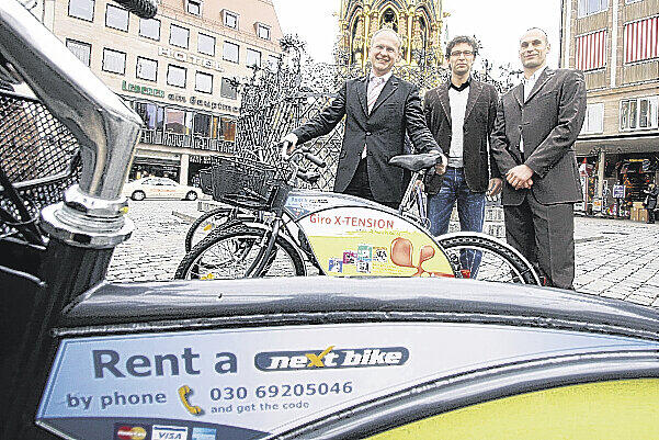 Radlfans unter sich: Nürnbergs Umweltbürgermeister Klemens Gsell und die nextbike-Manager Mladen Kanic und Georg Ruppelt (v. li.). F: K.S.