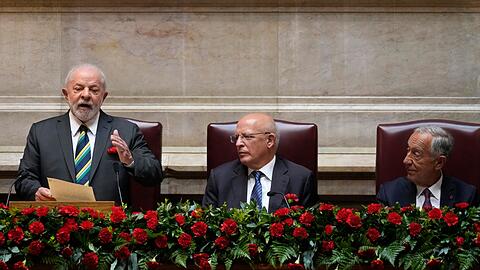 Der brasilianische Präsident Luiz Inacio Lula da Silva (l) spricht bei seinem Besuch in Portugal auch über den Ukraine-Krieg.