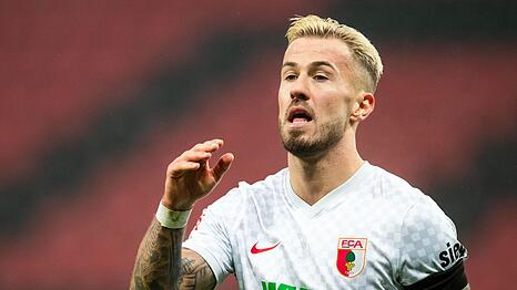 Augsburgs Niklas Dorsch reagiert während der Partie.