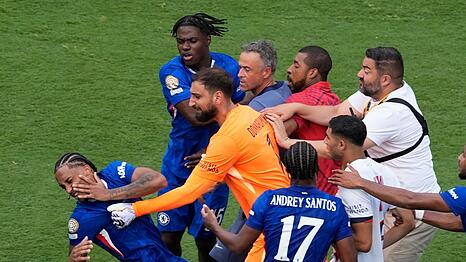 Wilde Szenen nach dem Schlusspfiff mit PSG-Torwart Gianluigi Donnarumma (in Orange). Daneben mittendrin, Trainer Luis Enrique.