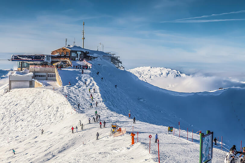 Skifahrer genießen die verschneiten Pisten im Kleinwalsertal, das nun direkt von München aus erreichbar ist. Hier sind Wintersportler auf der Kanzelwandbahn zu sehen. Skifahrer genießen die verschneiten Pisten im Kleinwalsertal, das nun direkt von München aus erreichbar ist. Hier sind Wintersportler auf der Kanzelwandbahn zu sehen.