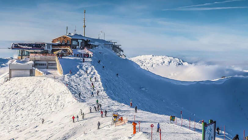 Skifahrer genießen die verschneiten Pisten im Kleinwalsertal, das nun direkt von München aus erreichbar ist. Hier sind Wintersportler auf der Kanzelwandbahn zu sehen.