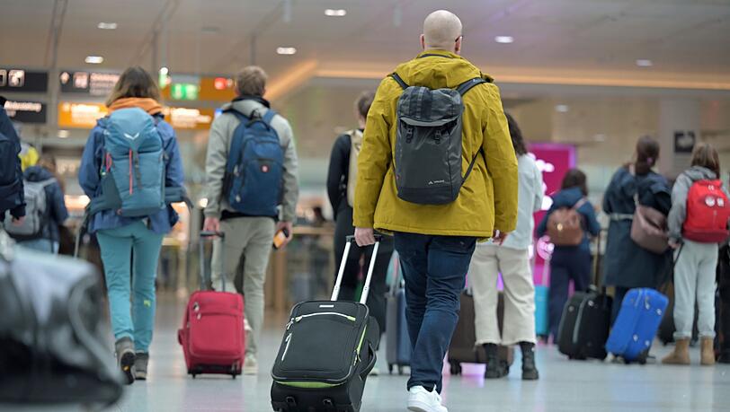 Der Rollkoffer kostet bei Lufthansa k&uuml;nftig extra. (Symbolbild)