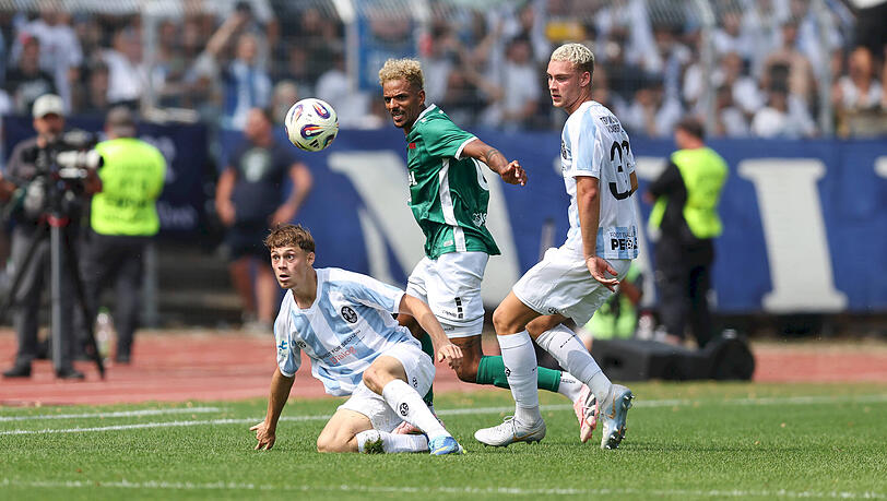 Zwei begehrte Jungl&ouml;wen, die durch starke Leistungen auf sich aufmerksam machen: Emre Erdogan (l.) und Lasse Fa&szlig;mann (r.), hier gegen Schweinfurts Michael Dellinger.