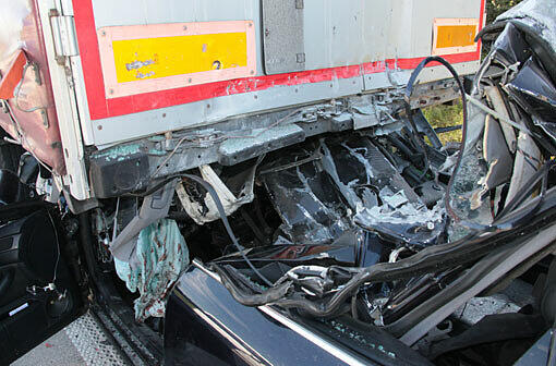 Der Fahrer, ein 43-jähriger Mann aus dem Landkreis Ebersberg, starb noch am Unfallort an seinen schweren Verletzungen.