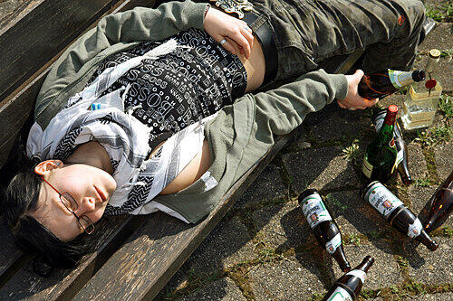 Lebensgefährlich viel Alkohol getrunken hat ein 22-Jähriger in Nürnberg. Der Mann lag in der Nacht zum Dienstag reglos vor dem Eingang eines Schnellrestaurants. (Symbolbild)