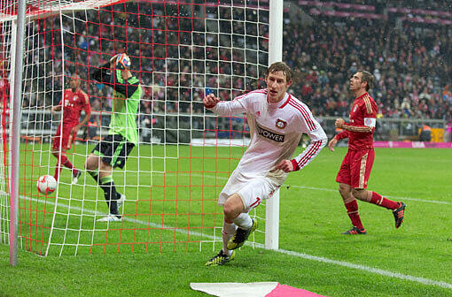 Hier nimmt das Unheil aus Sicht des FC Bayern München seinen Lauf: Stefan Kießling trifft zum 1:0 für Bayer Leverkusen.
