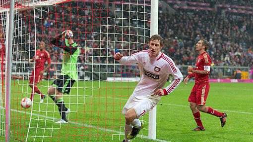 Hier nimmt das Unheil aus Sicht des FC Bayern München seinen Lauf: Stefan Kießling trifft zum 1:0 für Bayer Leverkusen. Hier nimmt das Unheil aus Sicht des FC Bayern München seinen Lauf: Stefan Kießling trifft zum 1:0 für Bayer Leverkusen.