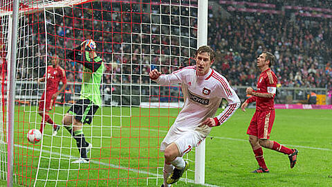 Hier nimmt das Unheil aus Sicht des FC Bayern München seinen Lauf: Stefan Kießling trifft zum 1:0 für Bayer Leverkusen.