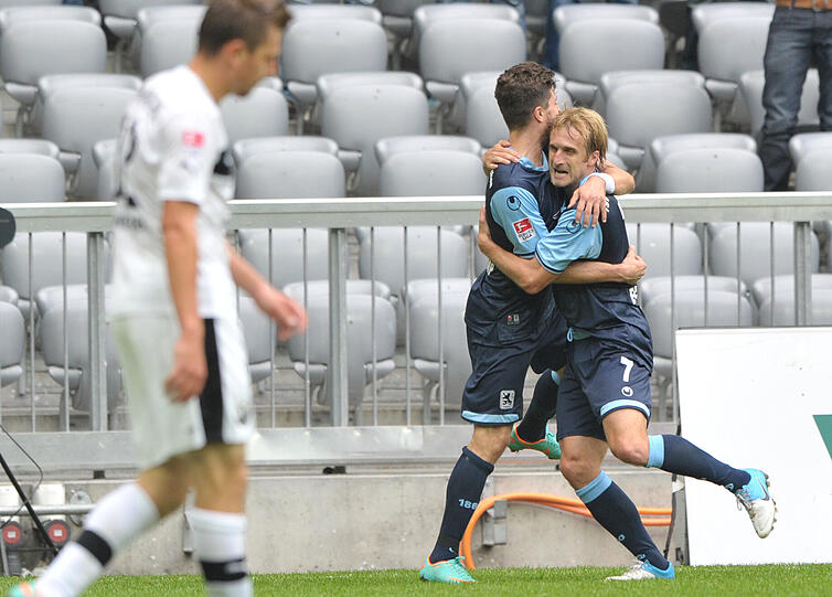 Eins der besten Saisonspiele folgte. Gegen Sandhausen machten die Löwen in der Allianz-Arena kurzen Prozess. Die Torfolge: 1:0 Halfar (10.), 2:0 Stoppelkamp (20.), 3:0 Bierofka (24.), 4:0 Lauth (46.). Die Löwen waren auf Kurs.
