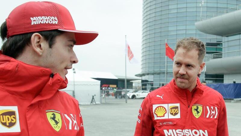 Sebastian Vettel (r) und Charles Leclerc wollen in Monza einen Ferrari-Sieg einfahren.