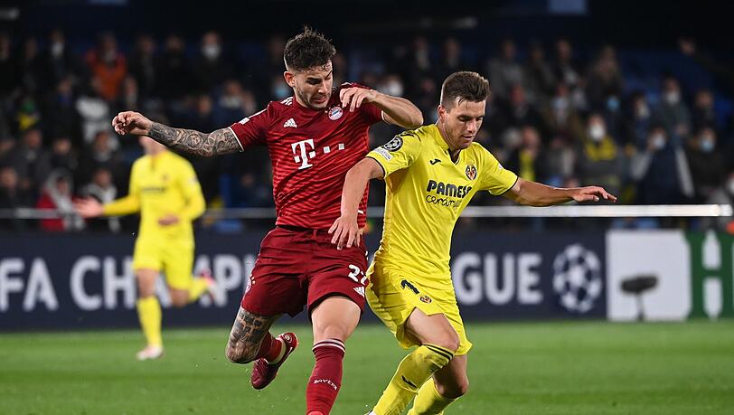 Münchens Lucas Hernández (l.) und Villarreals Giovani Lo Celso kämpfen um den Ball.
