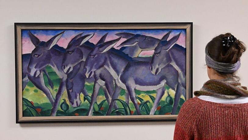 Eine Besucherin betrachtet das Bild des Künstlers Franz Marc "Eselsfries" im Franz-Marc-Museum in Kochel am See.