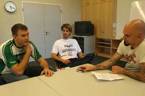 Generali Haching auf dem Vormarsch: Marco Liefke (l.) und Patrick Schwaack im Gespräch mit AZ-Reporter Reinhard Franke (r.).