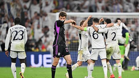 Bayern Münchens Thomas Müller geht nach der Niederlage über den Platz.