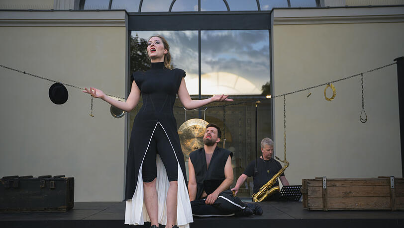 Julia Gröbl und Martin Schülke spielen alle Rollen in „Kassandra“.