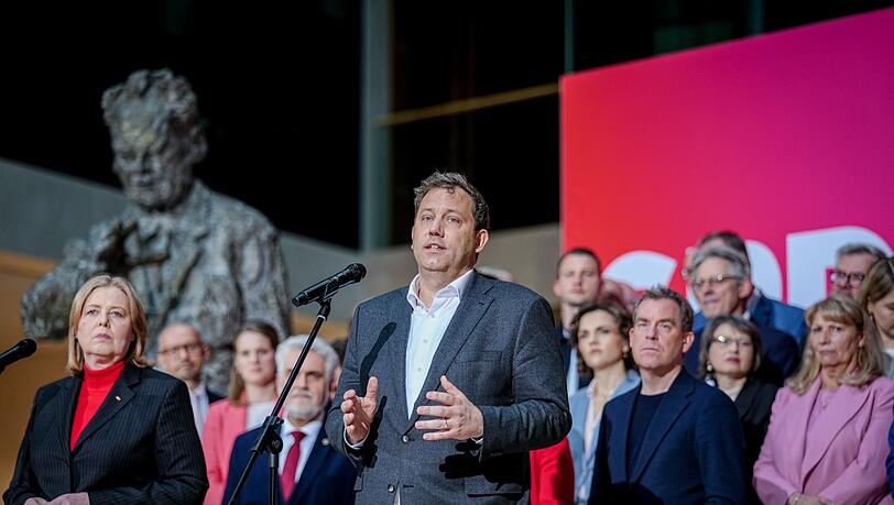 Klingbeil versammelt seine Truppen hinter sich. Klingbeil versammelt seine Truppen hinter sich.