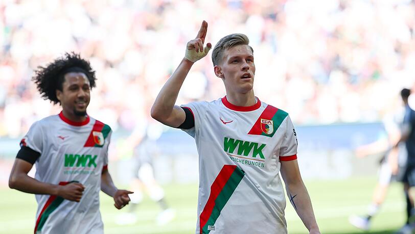 Anton Kade (r) l&auml;sst die Augsburger gegen Frankfurt jubeln.