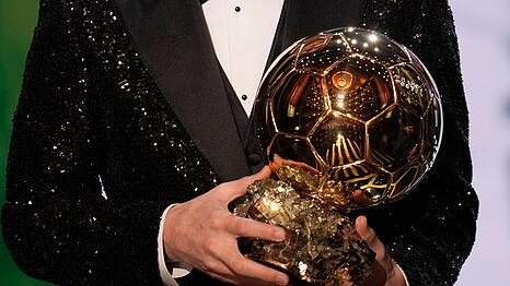 Der Goldene Ball ist im Profifu&szlig;ball ein Prestigepreis. (Archivbild)